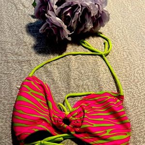 Gorgeous bikini top size large, or bathing suit top perfect for summer 😎must go